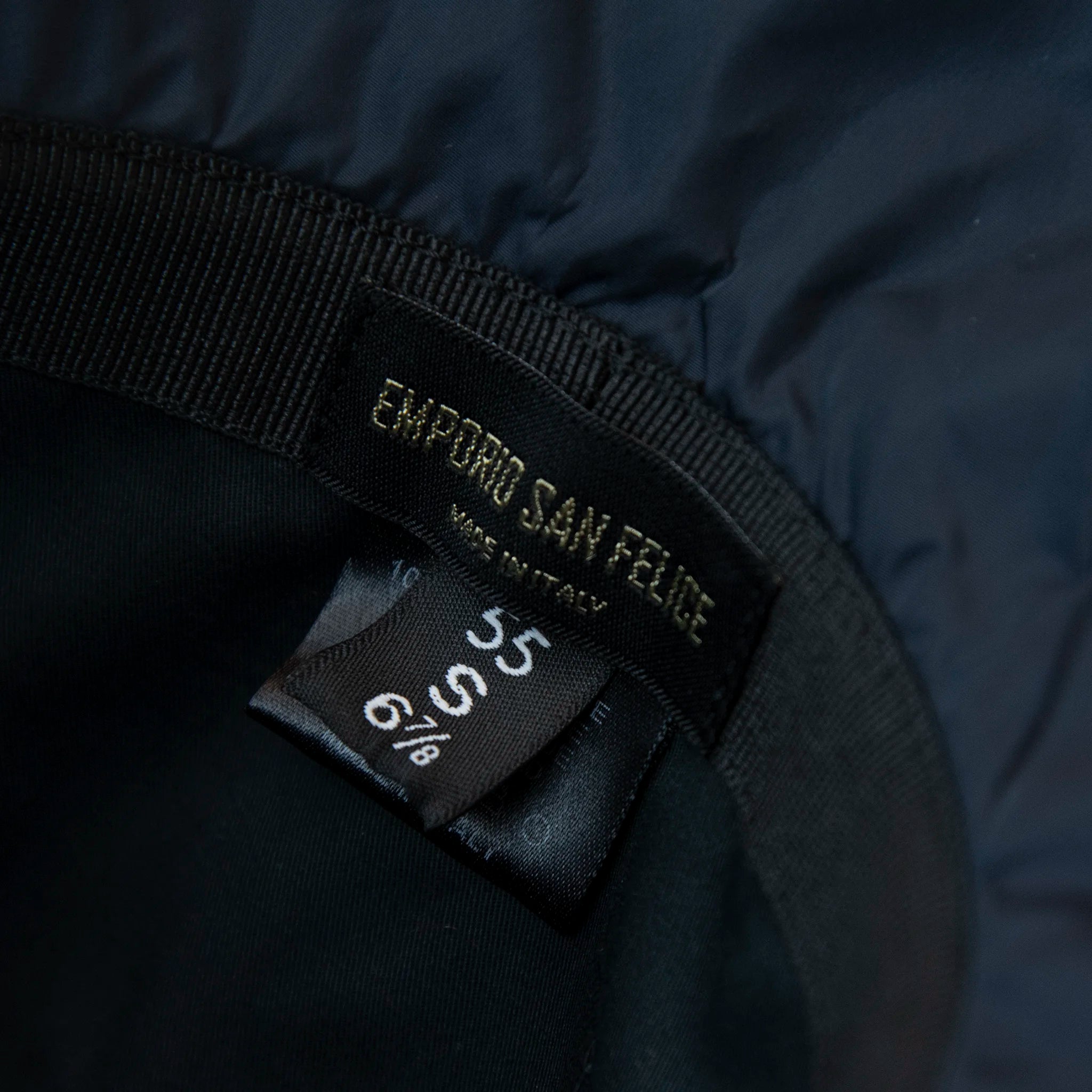 Dettaglio e texture del tessuto del cappello antipioggia cloche blu impermeabile con falda lunga 9cm, pratico da conservare in borsa o tasca mantenendo la forma.