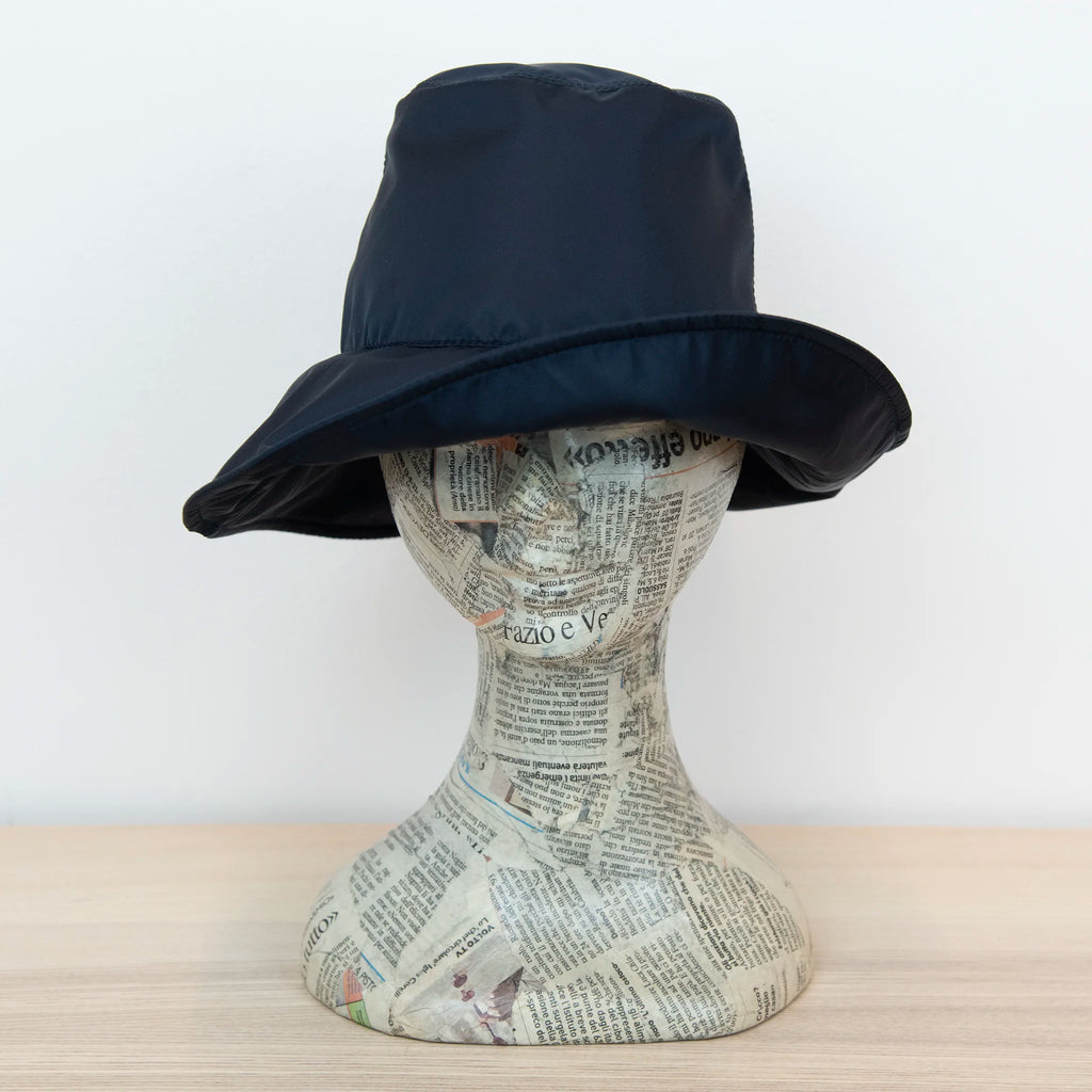 Cappello antipioggia cloche blu impermeabile con falda lunga 9cm, pratico da conservare in borsa o tasca mantenendo la forma.