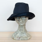Cappello antipioggia cloche blu impermeabile con falda lunga 9cm, pratico da conservare in borsa o tasca mantenendo la forma.