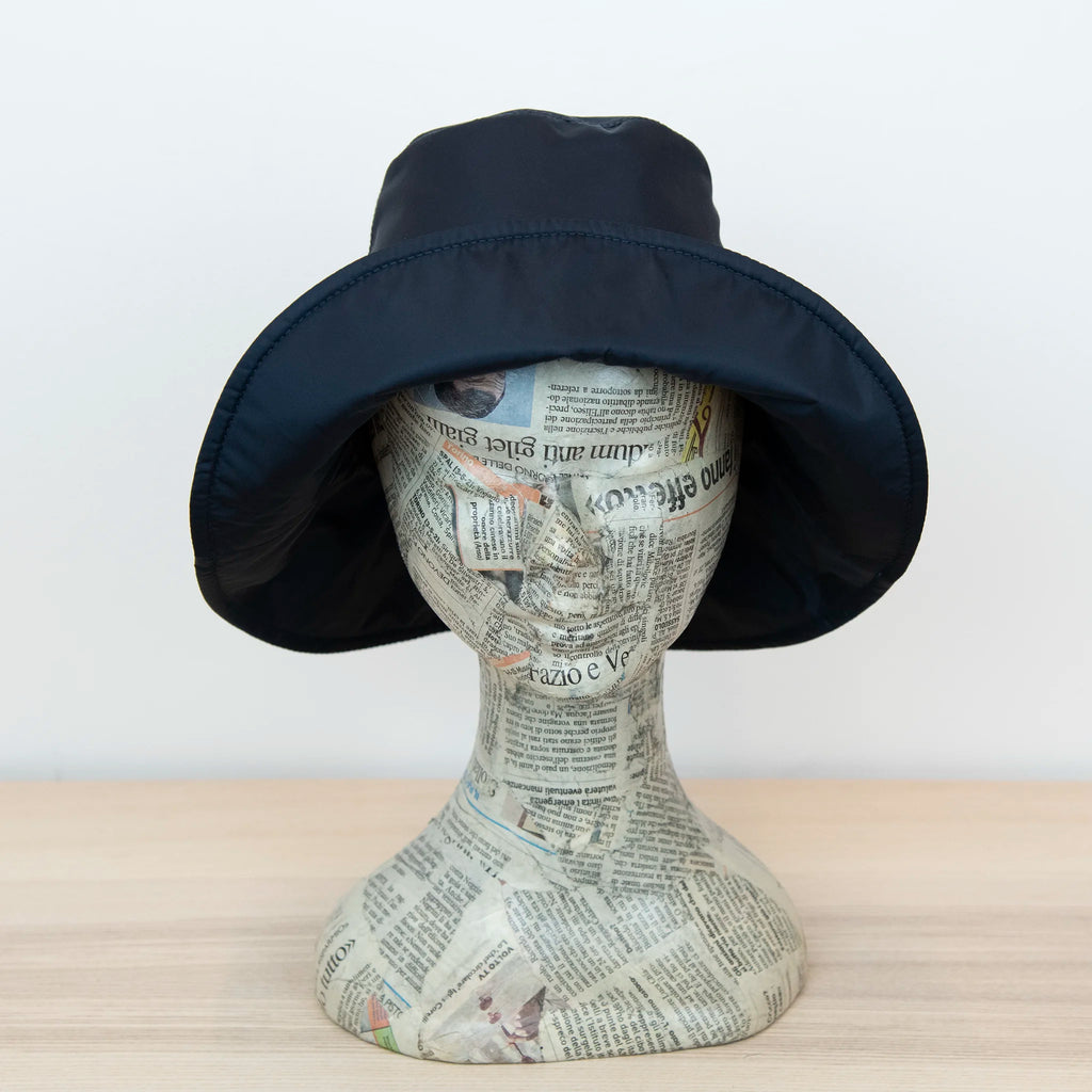 Cappello antipioggia cloche blu impermeabile con falda lunga 9cm, pratico da conservare in borsa o tasca mantenendo la forma.