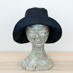 Cappello antipioggia cloche blu impermeabile con falda lunga 9cm, pratico da conservare in borsa o tasca mantenendo la forma.