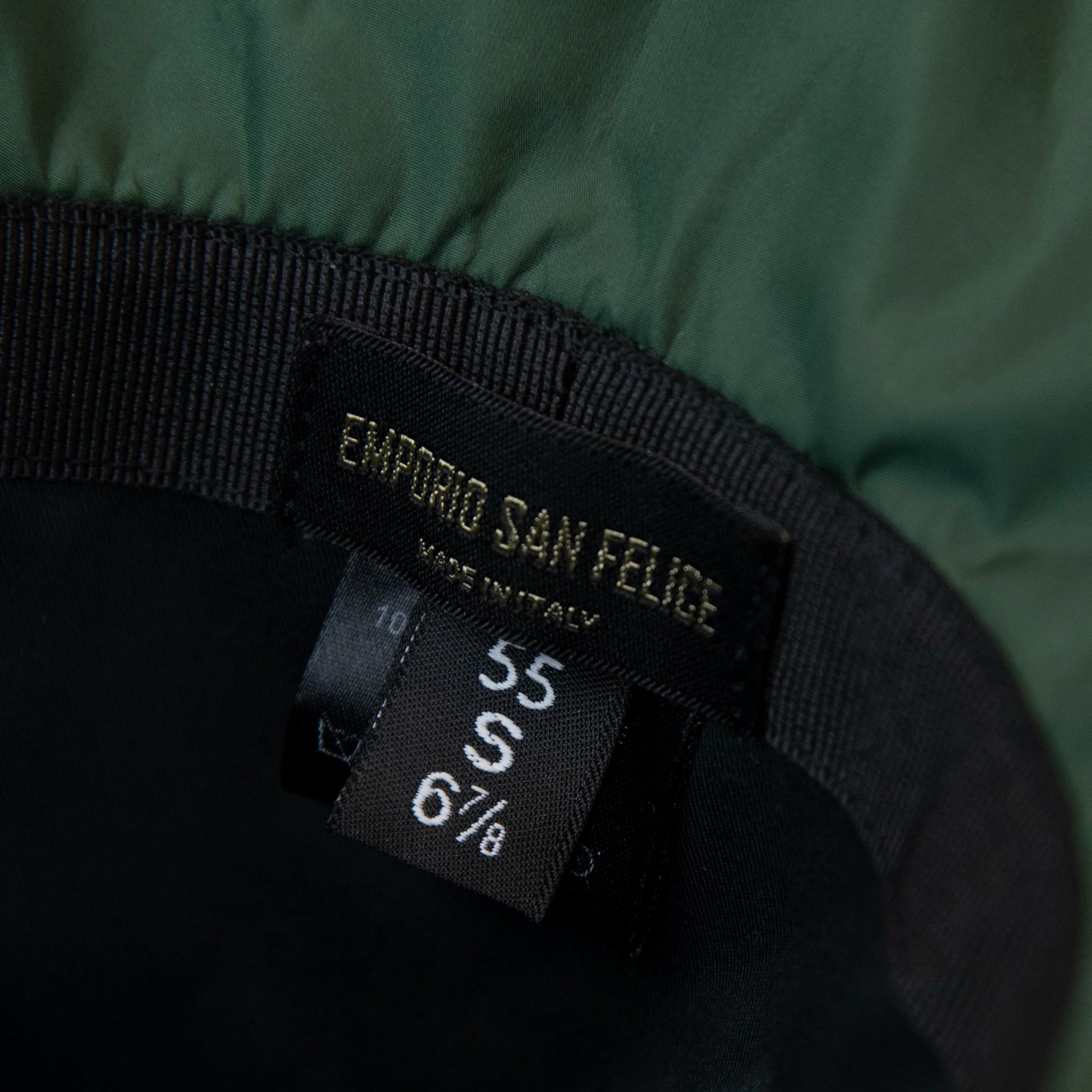 Dettaglio e texture del tessuto del cappello antipioggia cloche verde impermeabile con falda lunga 9cm, pratico da conservare in borsa o tasca mantenendo la forma.