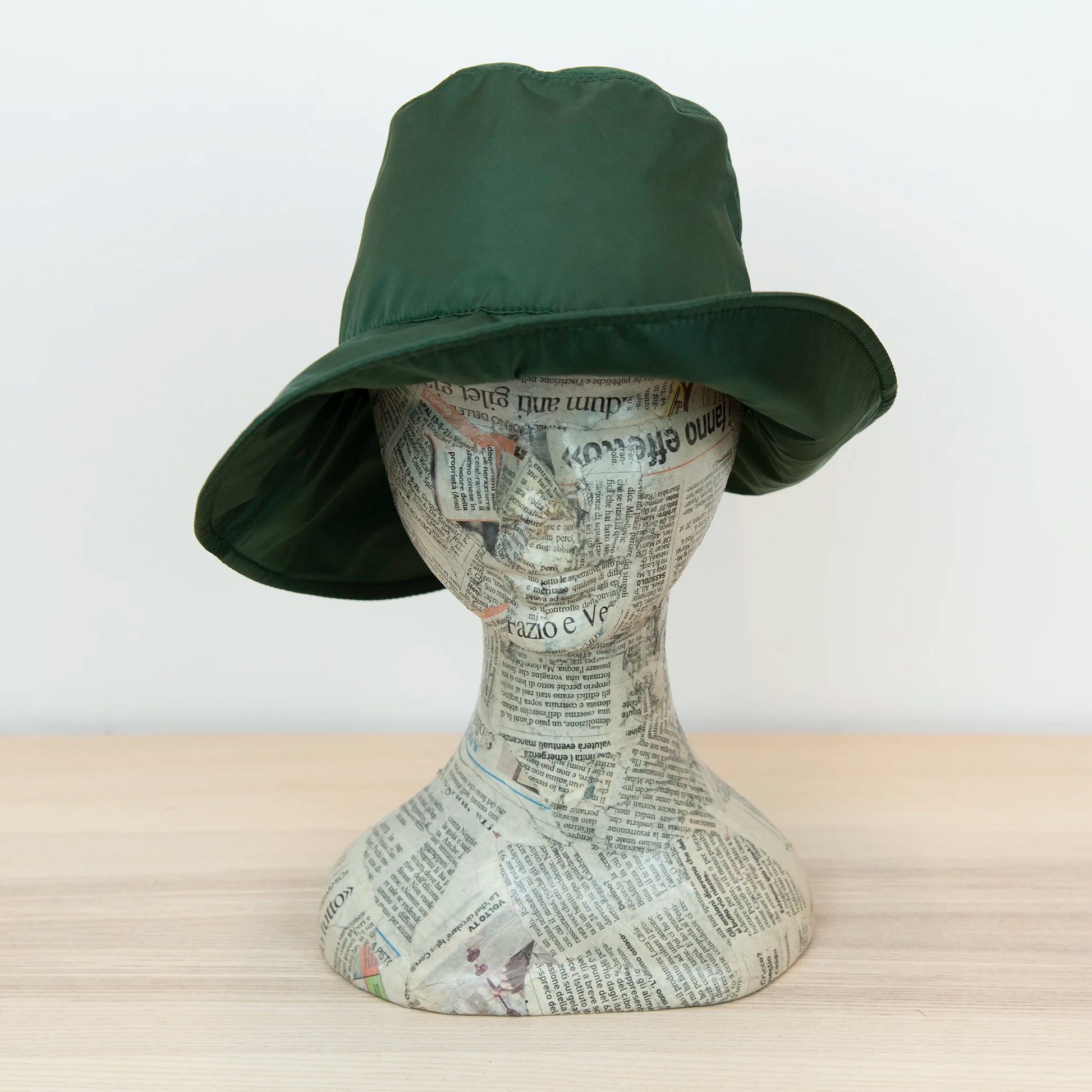 Cappello antipioggia cloche verde impermeabile con falda lunga 9cm, pratico da conservare in borsa o tasca mantenendo la forma.