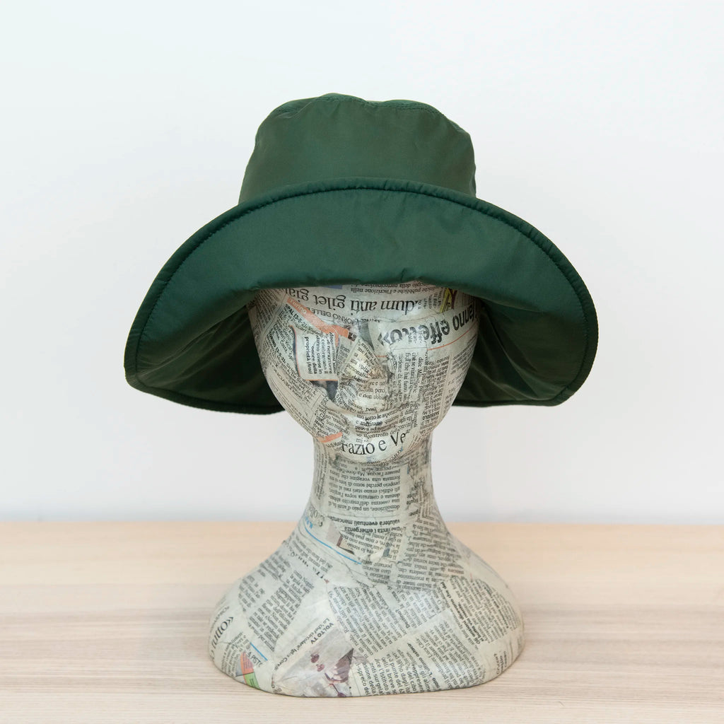 Cappello antipioggia cloche verde impermeabile con falda lunga 9cm, pratico da conservare in borsa o tasca mantenendo la forma.