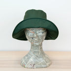 Cappello antipioggia cloche verde impermeabile con falda lunga 9cm, pratico da conservare in borsa o tasca mantenendo la forma.