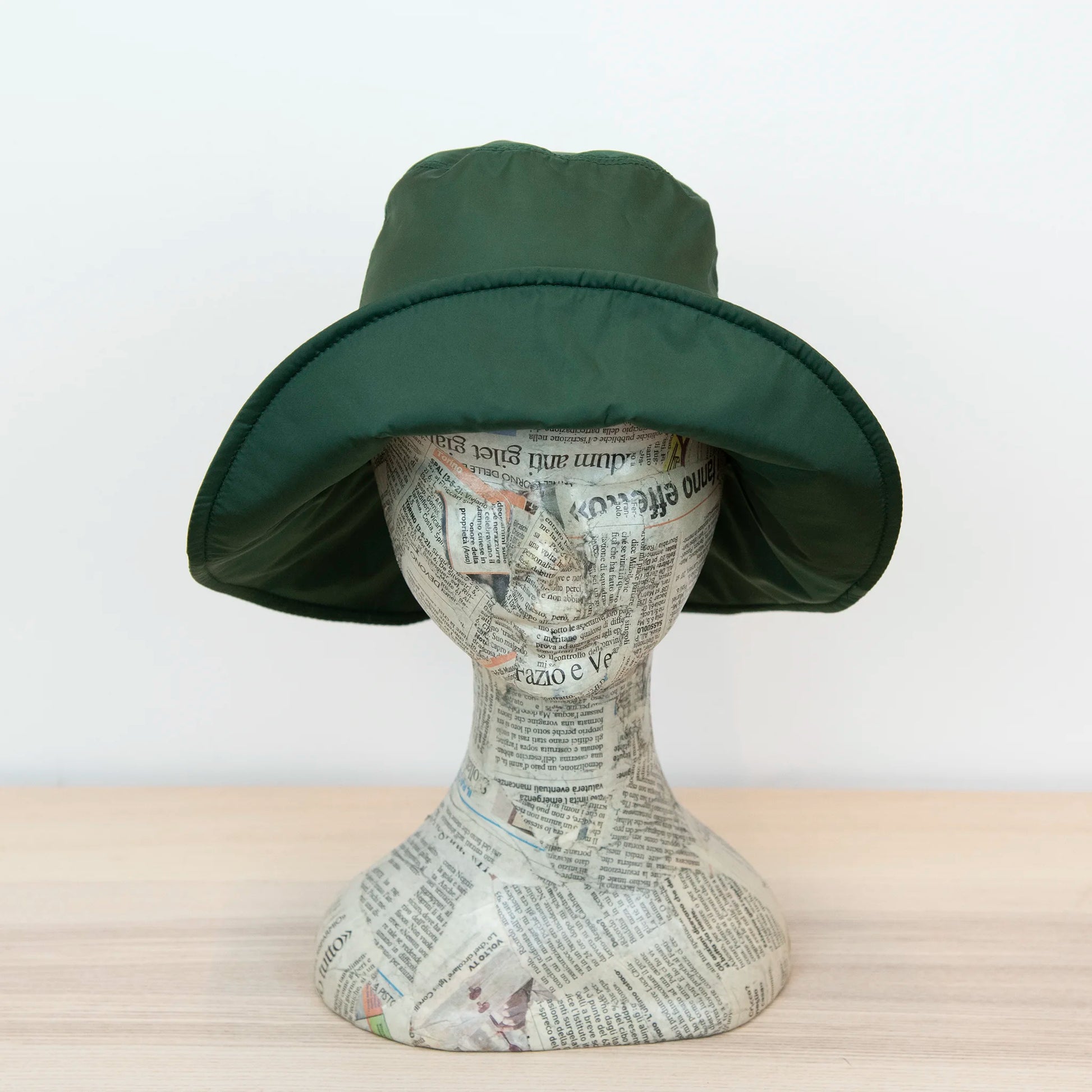 Cappello antipioggia cloche verde impermeabile con falda lunga 9cm, pratico da conservare in borsa o tasca mantenendo la forma.