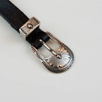 Fibbia intarsiata della cintura in pelle marrone intrecciata, realizzata con materiali di pregio, Made in Italy, progettata per garantire durata e resistenza nel tempo.