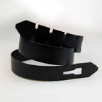 Cintura in vera pelle nera, Made in Italy, senza metallo, realizzata seguendo la tradizione degli antichi sellai toscani. Utilizza un metodo di chiusura medievale, più resistente di una fibbia metallica. Lavorata a mano da esperti artigiani, garantendo resistenza e durata nel tempo.