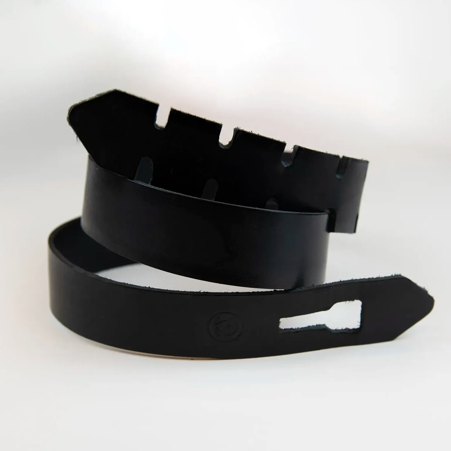 Cintura in vera pelle nera, Made in Italy, senza metallo, realizzata seguendo la tradizione degli antichi sellai toscani. Utilizza un metodo di chiusura medievale, più resistente di una fibbia metallica. Lavorata a mano da esperti artigiani, garantendo resistenza e durata nel tempo.