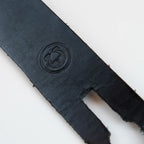 Cintura in vera pelle nera, Made in Italy, senza metallo, realizzata seguendo la tradizione degli antichi sellai toscani. Utilizza un metodo di chiusura medievale, più resistente di una fibbia metallica. Lavorata a mano da esperti artigiani, garantendo resistenza e durata nel tempo.