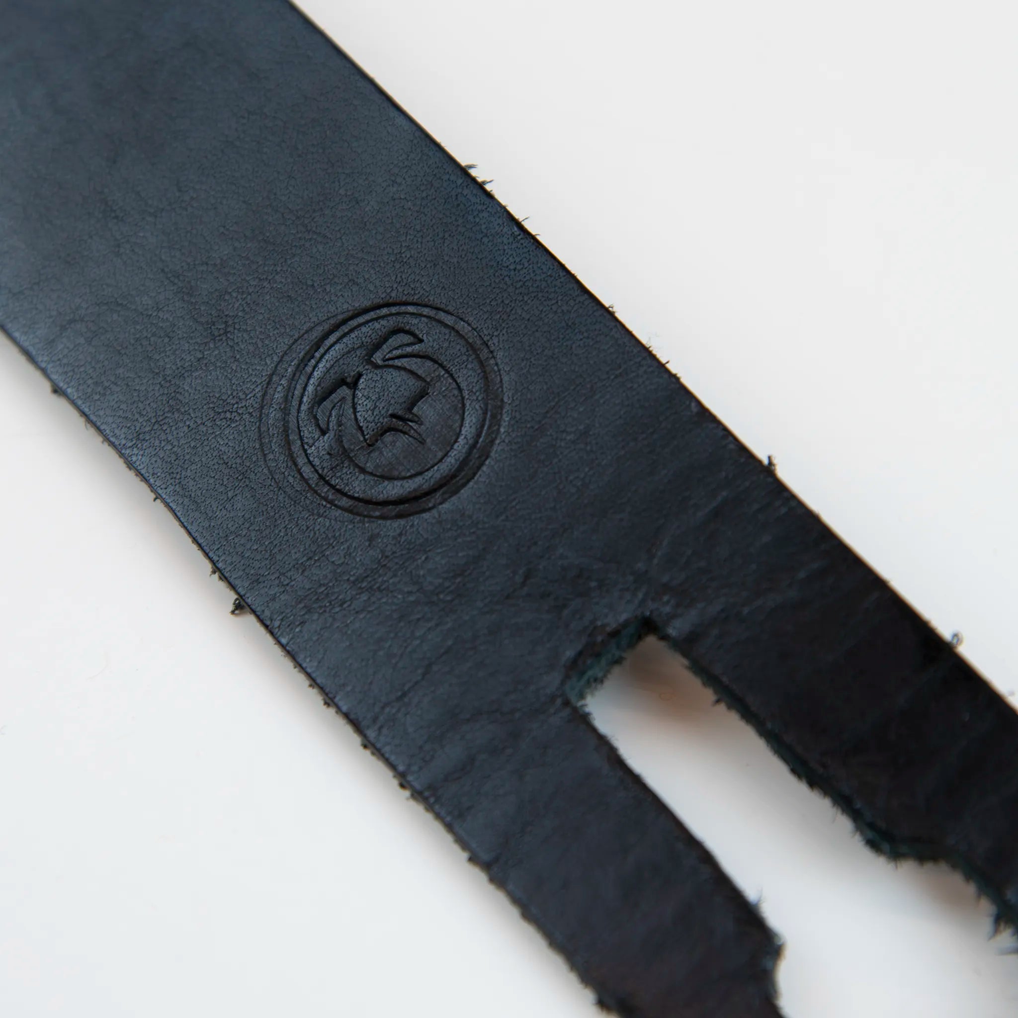 Cintura in vera pelle nera, Made in Italy, senza metallo, realizzata seguendo la tradizione degli antichi sellai toscani. Utilizza un metodo di chiusura medievale, più resistente di una fibbia metallica. Lavorata a mano da esperti artigiani, garantendo resistenza e durata nel tempo.