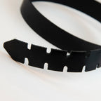 Cintura in vera pelle nera, Made in Italy, senza metallo, realizzata seguendo la tradizione degli antichi sellai toscani. Utilizza un metodo di chiusura medievale, più resistente di una fibbia metallica. Lavorata a mano da esperti artigiani, garantendo resistenza e durata nel tempo.