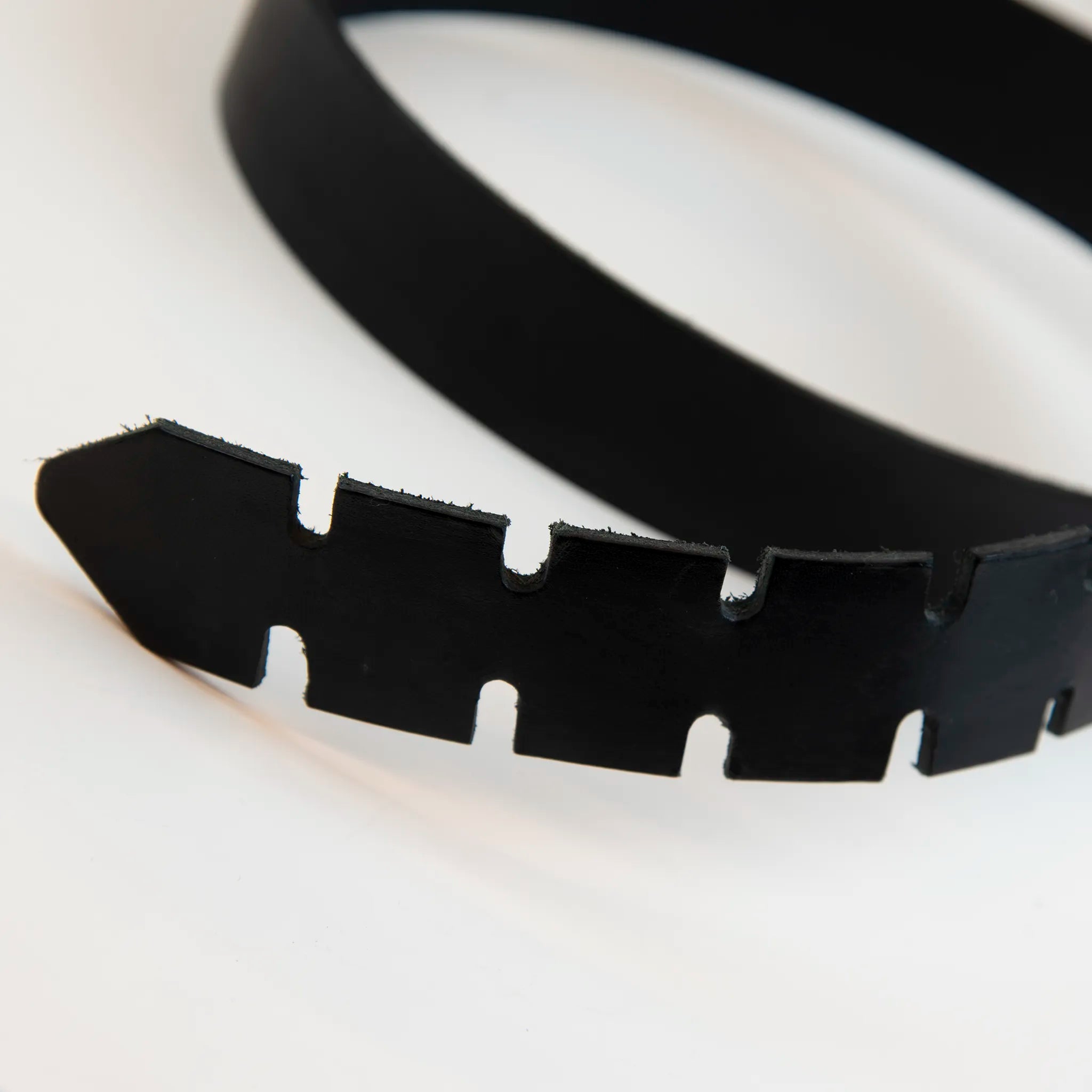 Cintura in vera pelle nera, Made in Italy, senza metallo, realizzata seguendo la tradizione degli antichi sellai toscani. Utilizza un metodo di chiusura medievale, più resistente di una fibbia metallica. Lavorata a mano da esperti artigiani, garantendo resistenza e durata nel tempo.