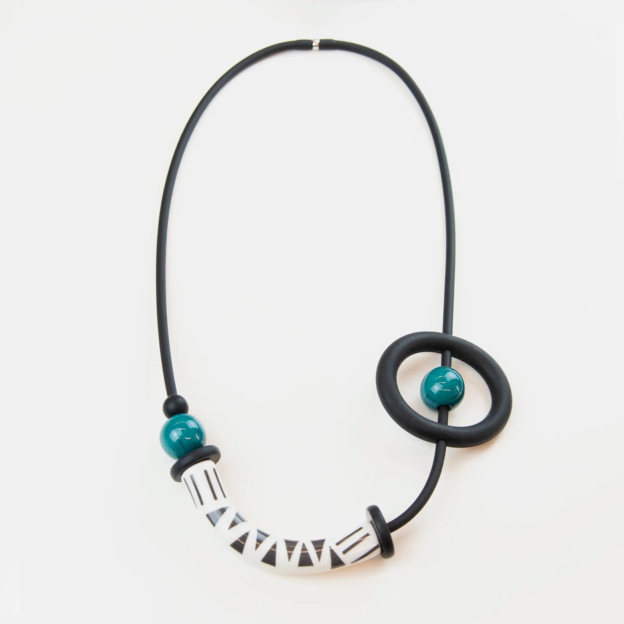 Collana in ceramica realizzata a mano, tre passaggi di cottura, opera di un'artista specializzata in sculture, ispirata a Kandinsky e Miró, unica e artistica.