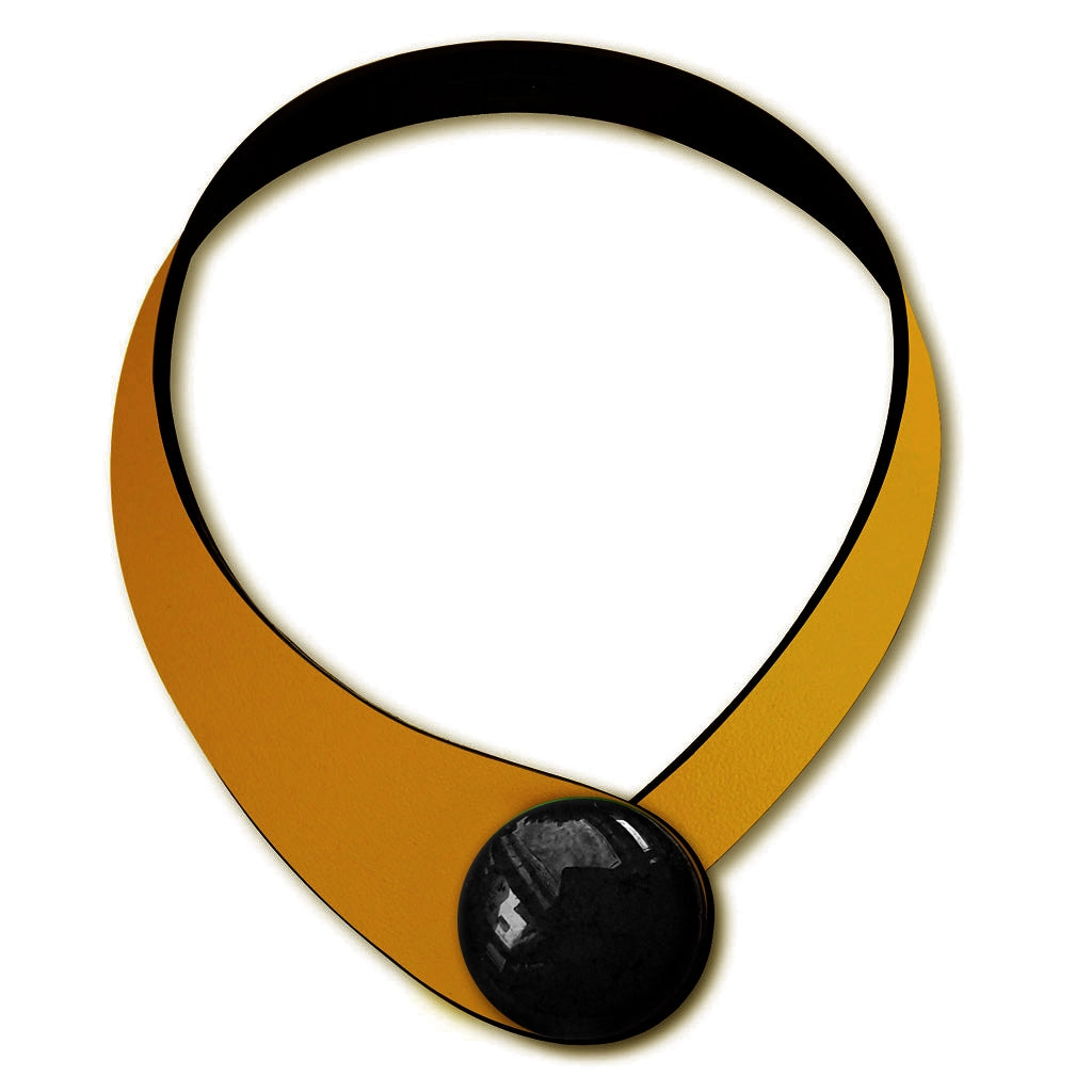 Collana in vera pelle conciata in Italia con bottoni in ceramica intercambiabili.