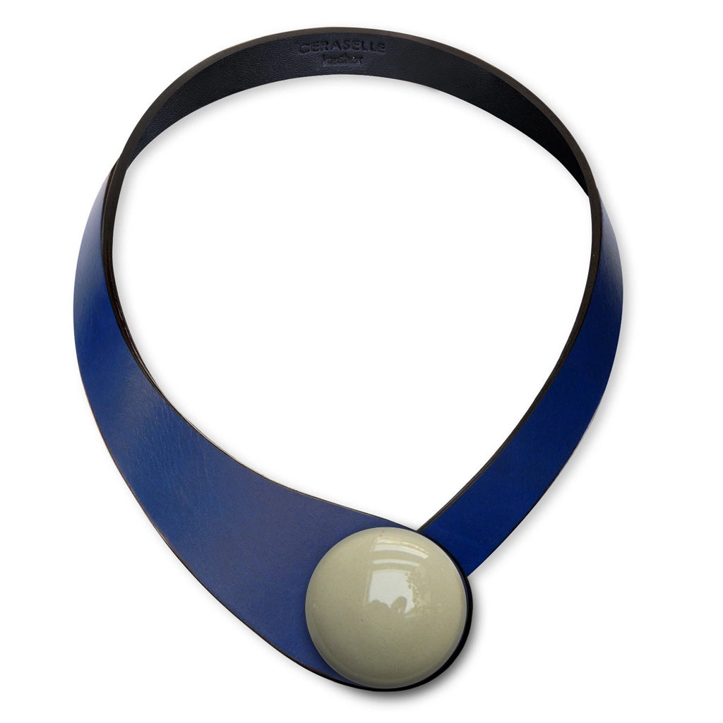 Collana in vera pelle conciata in Italia con bottoni in ceramica intercambiabili.