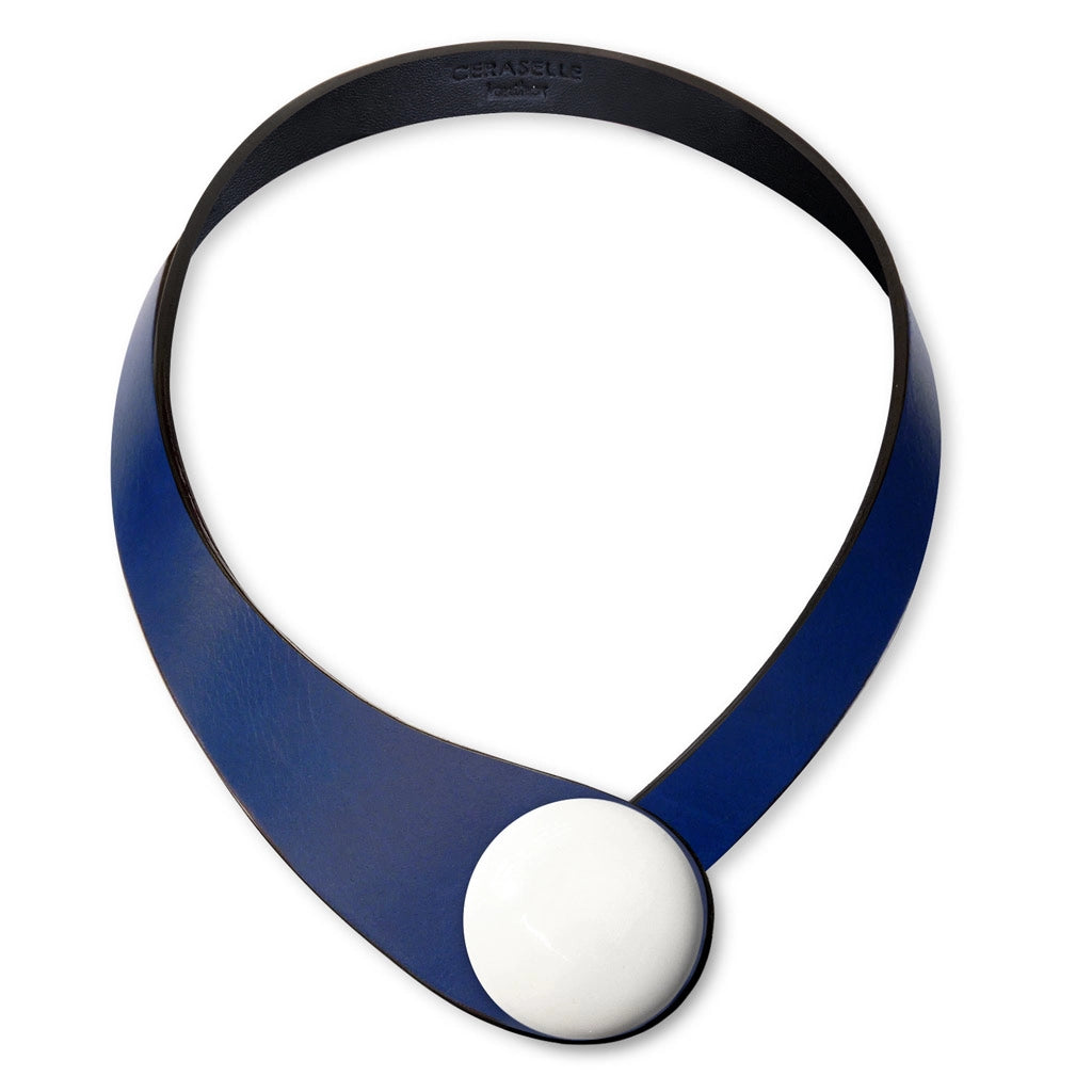 Collana in vera pelle conciata in Italia con bottoni in ceramica intercambiabili.