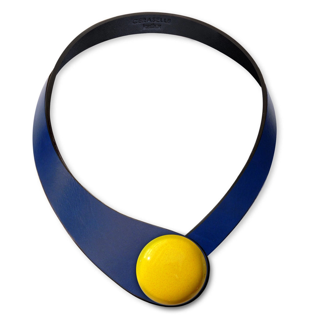 Collana in vera pelle conciata in Italia con bottoni in ceramica intercambiabili.