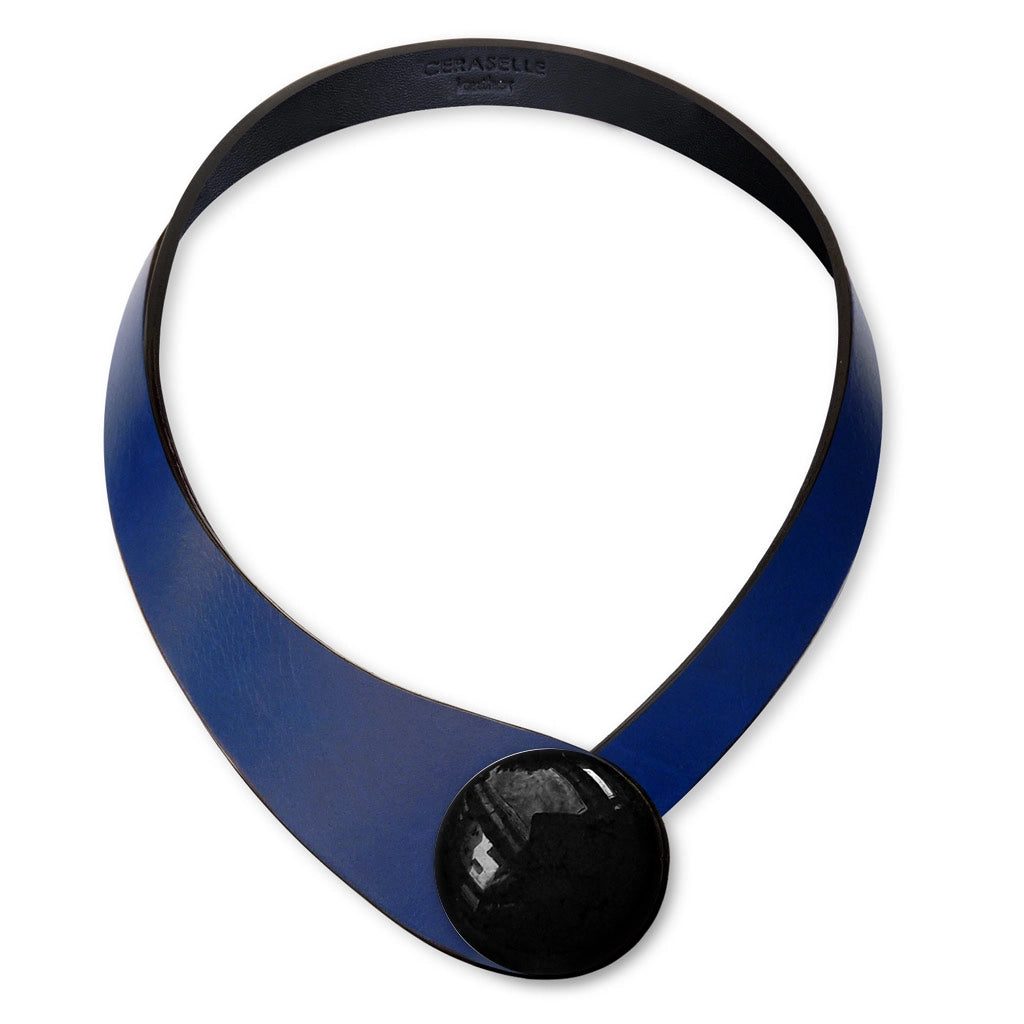 Collana in vera pelle conciata in Italia con bottoni in ceramica intercambiabili.