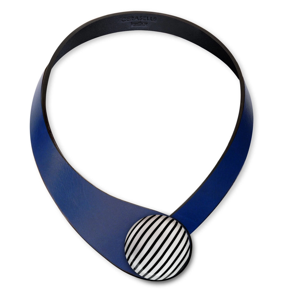 Collana in vera pelle conciata in Italia con bottoni in ceramica intercambiabili.