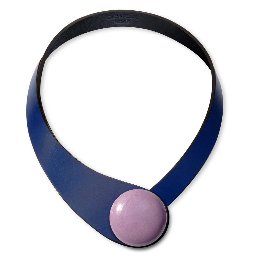 Collana in vera pelle conciata in Italia con bottoni in ceramica intercambiabili.