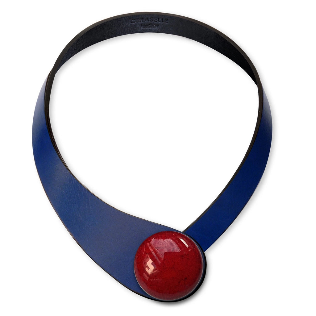 Collana in vera pelle conciata in Italia con bottoni in ceramica intercambiabili.