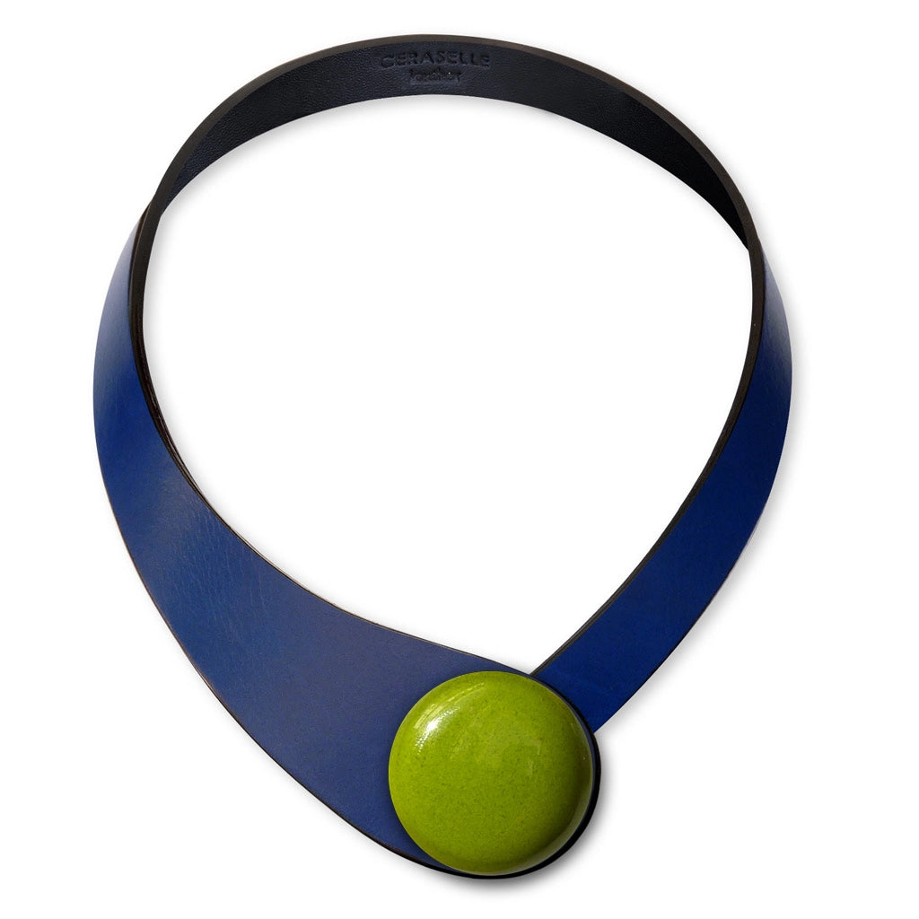 Collana in vera pelle conciata in Italia con bottoni in ceramica intercambiabili.