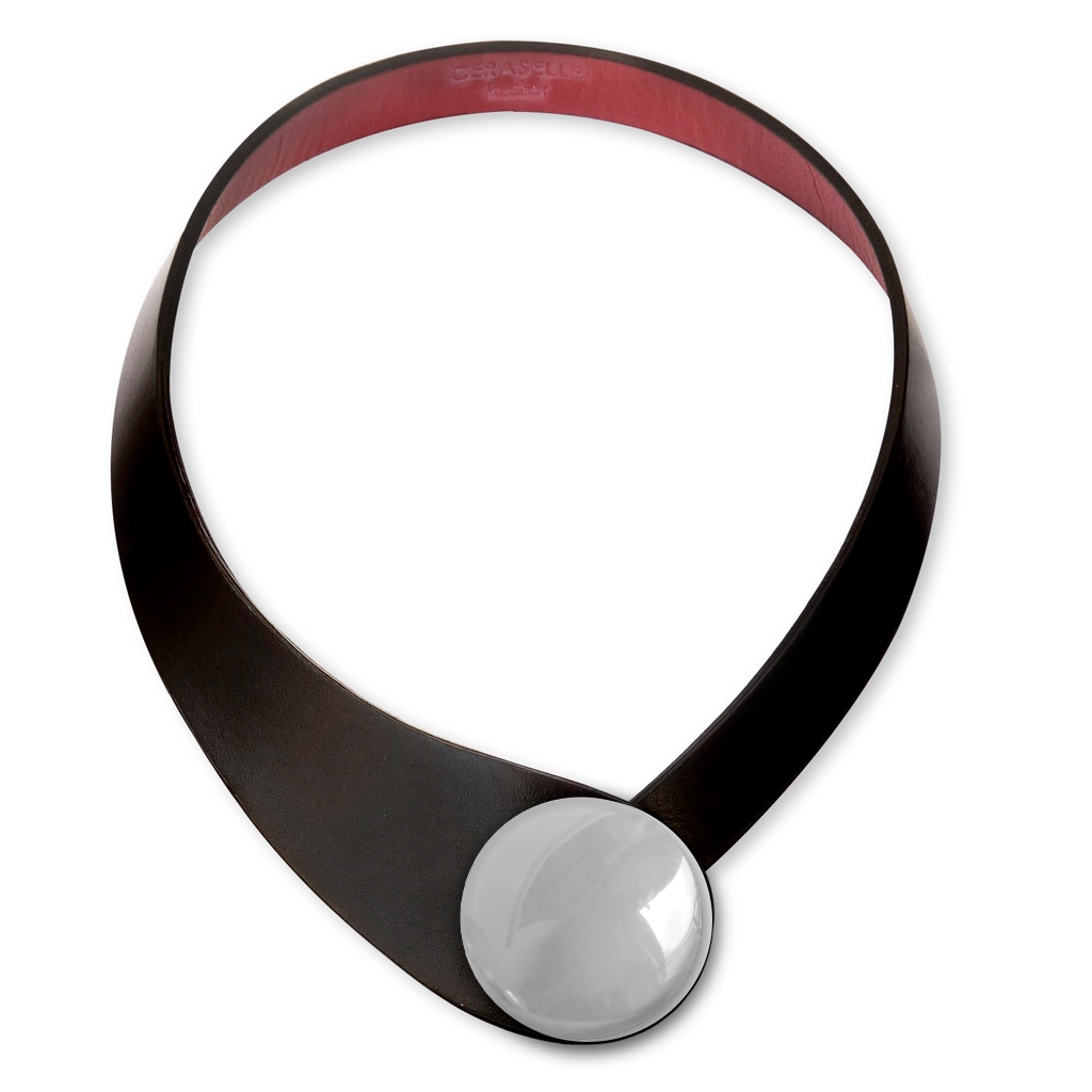 Collana in vera pelle conciata in Italia con bottoni in ceramica intercambiabili.