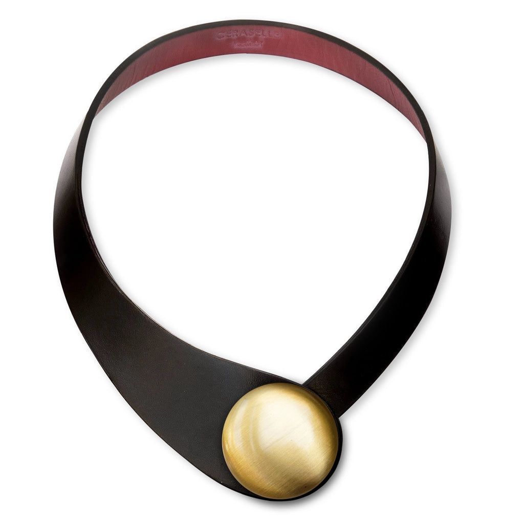 Collana in vera pelle conciata in Italia con bottoni in ceramica intercambiabili.