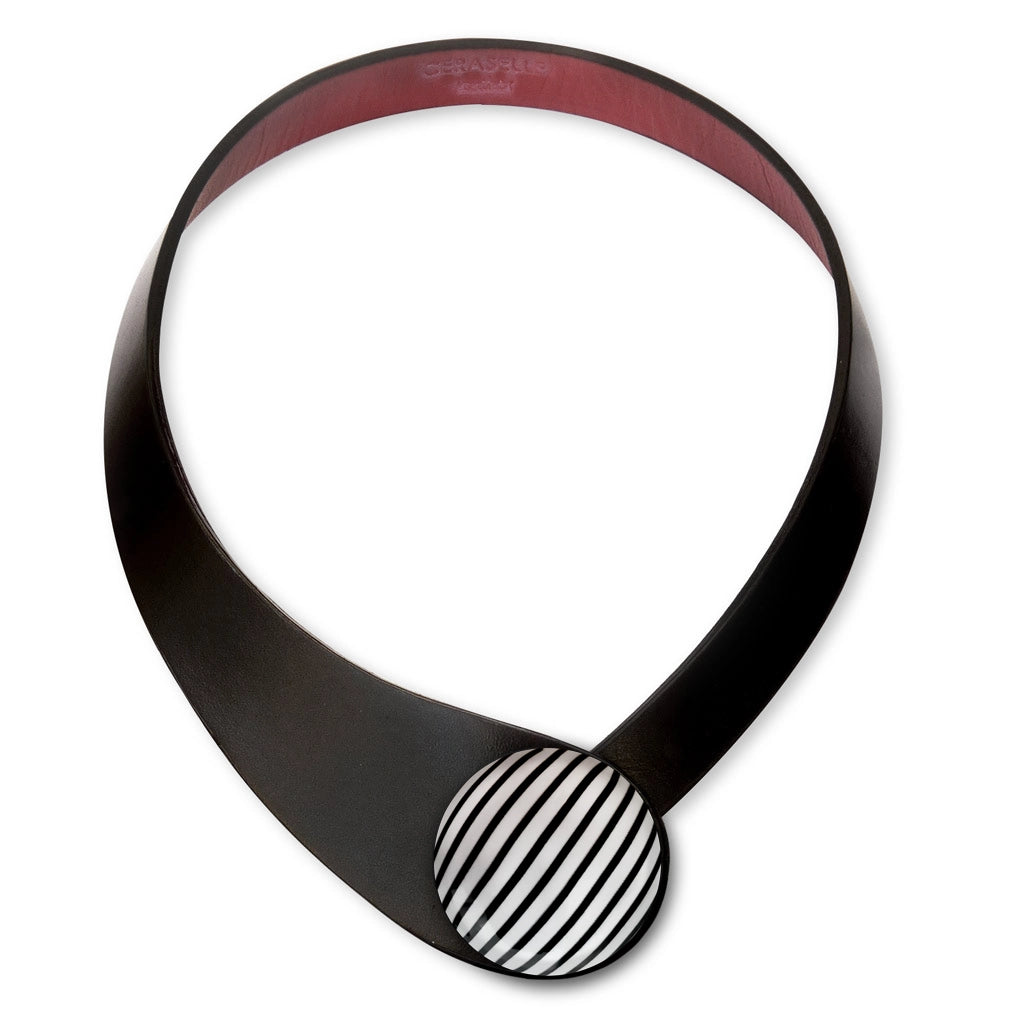 Collana in vera pelle conciata in Italia con bottoni in ceramica intercambiabili.