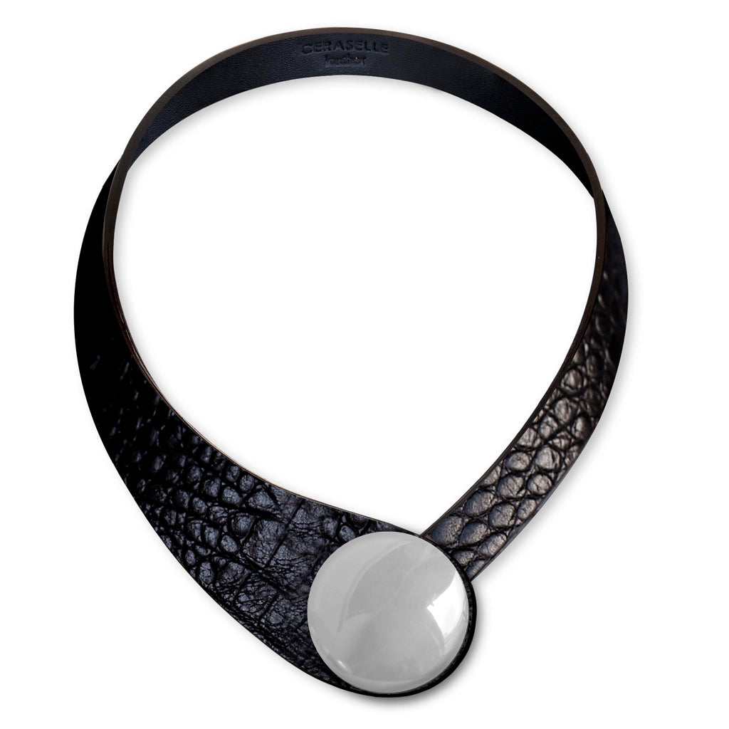 Collana in vera pelle conciata in Italia con bottoni in ceramica intercambiabili.