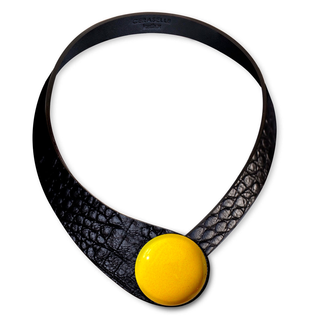 Collana in vera pelle conciata in Italia con bottoni in ceramica intercambiabili.