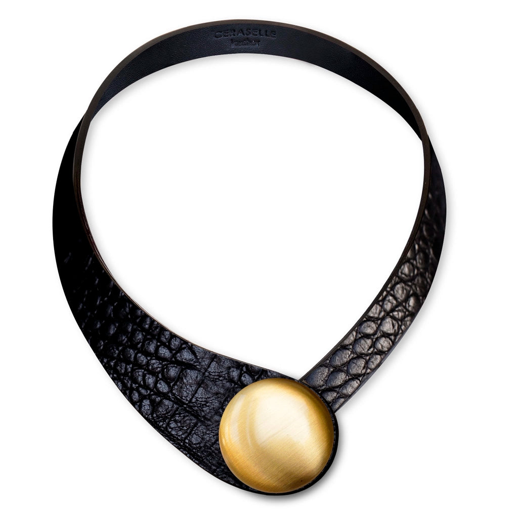 Collana in vera pelle conciata in Italia con bottoni in ceramica intercambiabili.