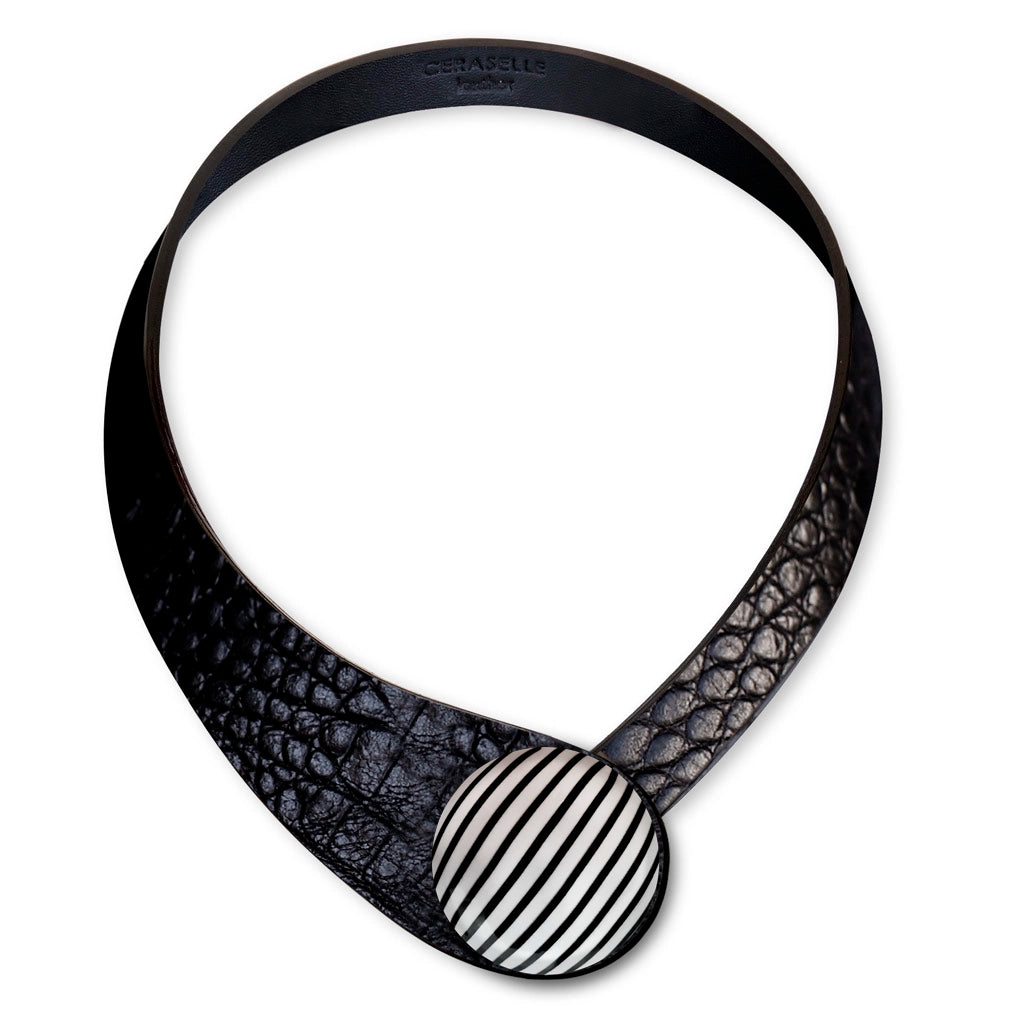 Collana in vera pelle conciata in Italia con bottoni in ceramica intercambiabili.