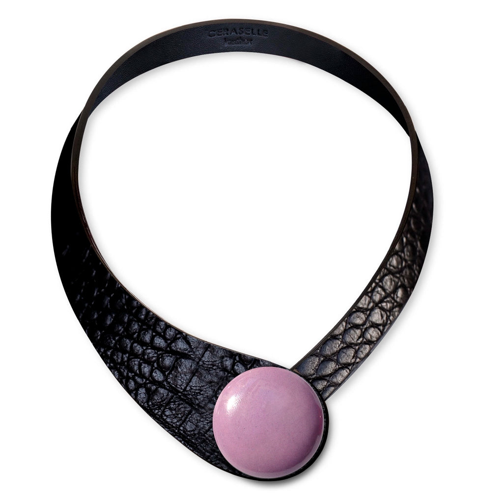 Collana in vera pelle conciata in Italia con bottoni in ceramica intercambiabili.