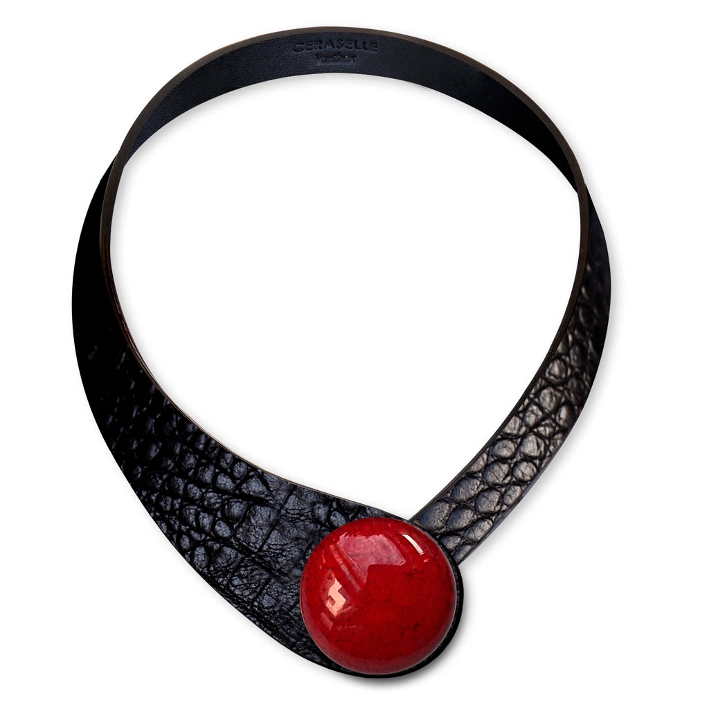 Collana in vera pelle conciata in Italia con bottoni in ceramica intercambiabili.