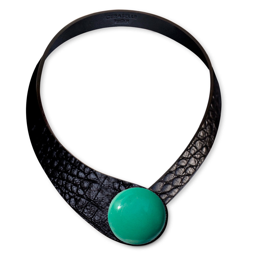 Collana in vera pelle conciata in Italia con bottoni in ceramica intercambiabili.