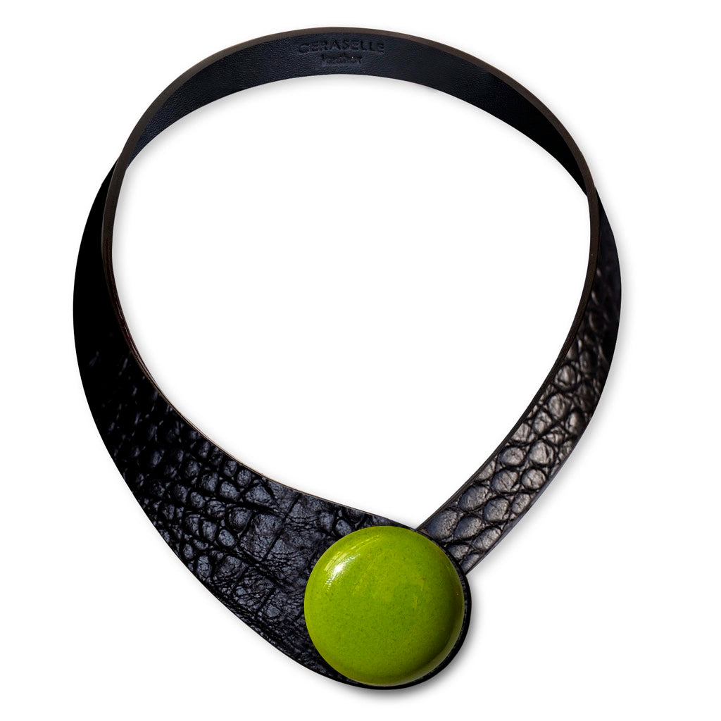 Collana in vera pelle conciata in Italia con bottoni in ceramica intercambiabili.