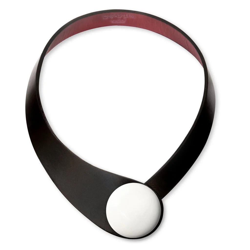 Collana in vera pelle conciata in Italia con bottoni in ceramica intercambiabili.