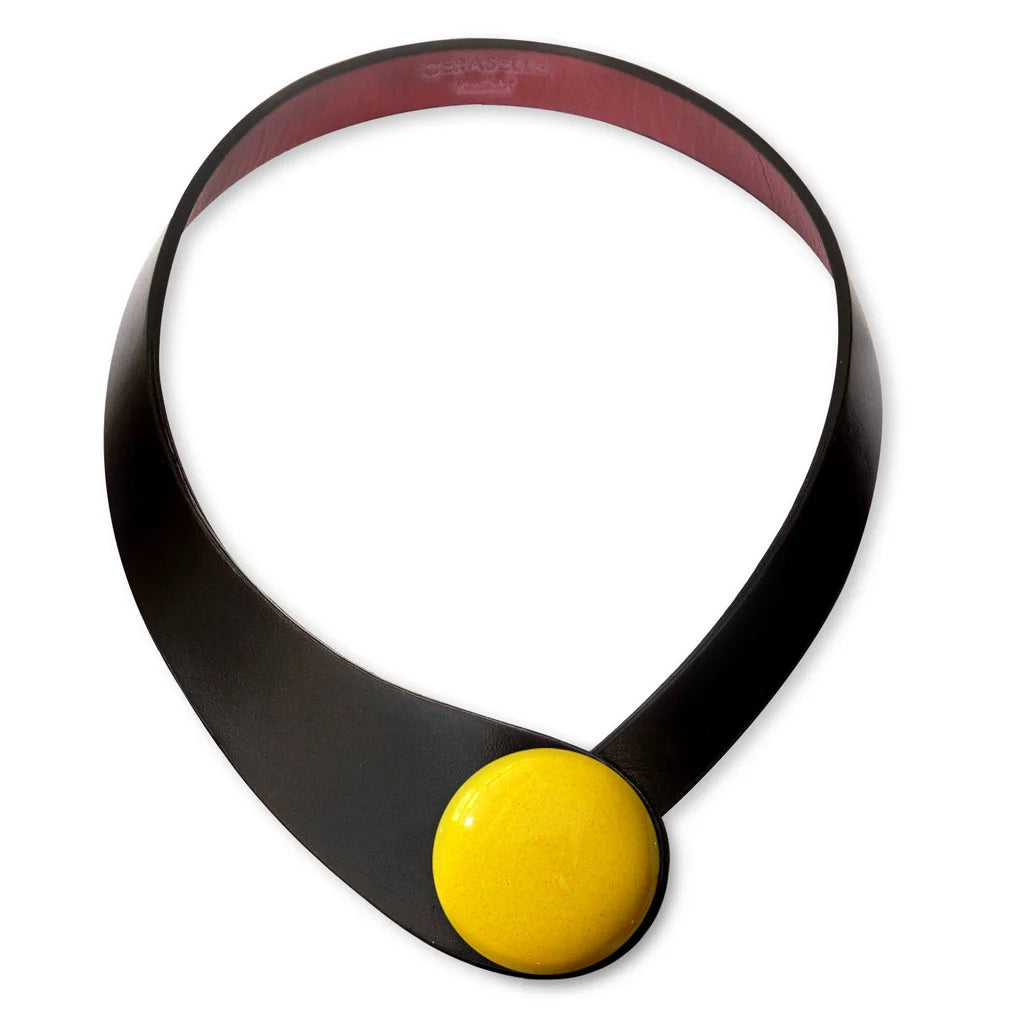 Collana in vera pelle conciata in Italia con bottoni in ceramica intercambiabili.