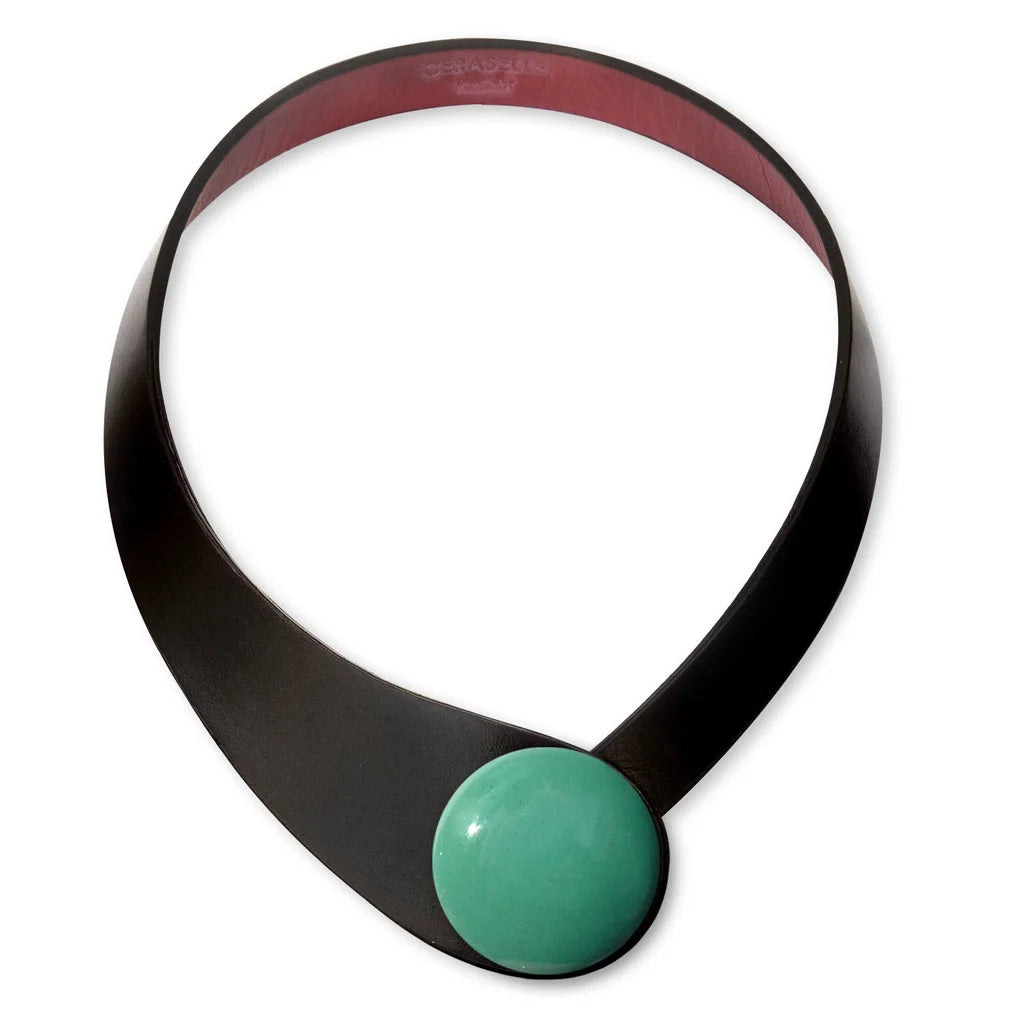 Collana in vera pelle conciata in Italia con bottoni in ceramica intercambiabili.