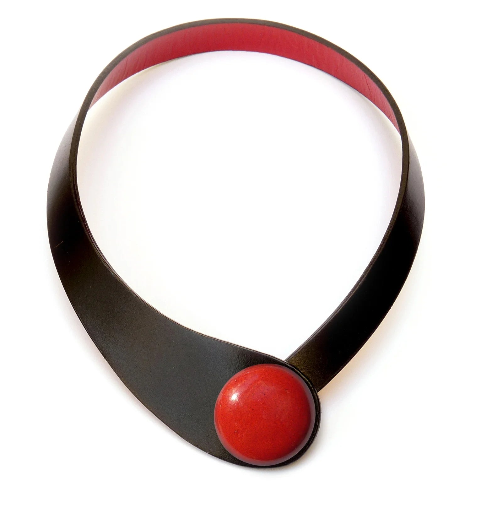 Collana in vera pelle conciata in Italia con bottoni in ceramica intercambiabili.