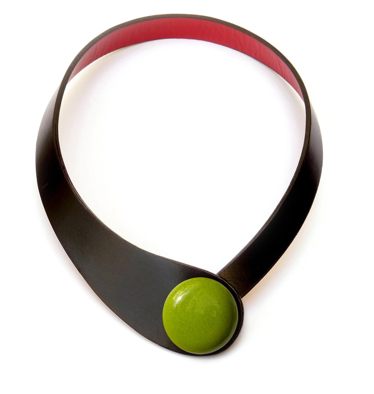 Collana in vera pelle conciata in Italia con bottoni in ceramica intercambiabili.