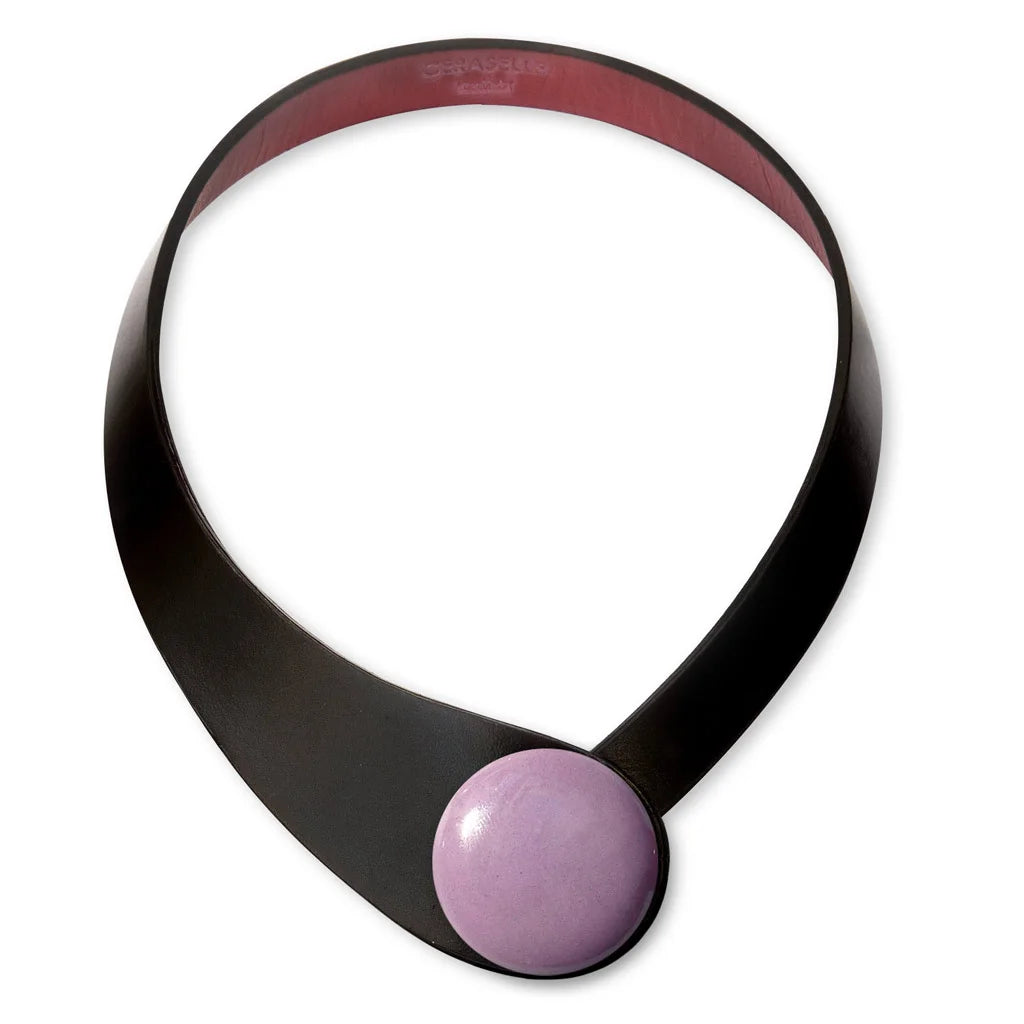 Collana in vera pelle conciata in Italia con bottoni in ceramica intercambiabili.