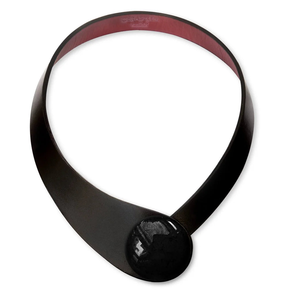 Collana in vera pelle conciata in Italia con bottoni in ceramica intercambiabili.