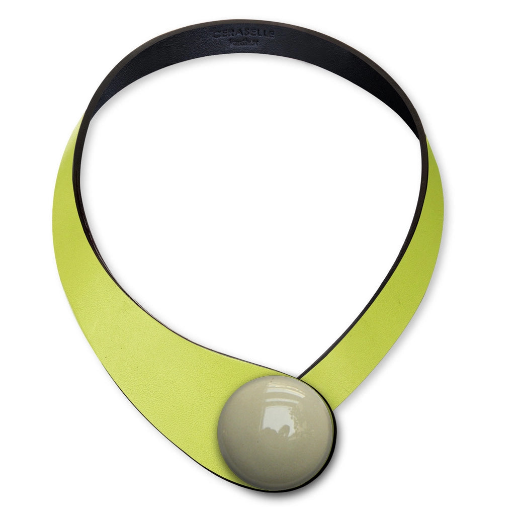 Collana in vera pelle conciata in Italia con bottoni in ceramica intercambiabili.