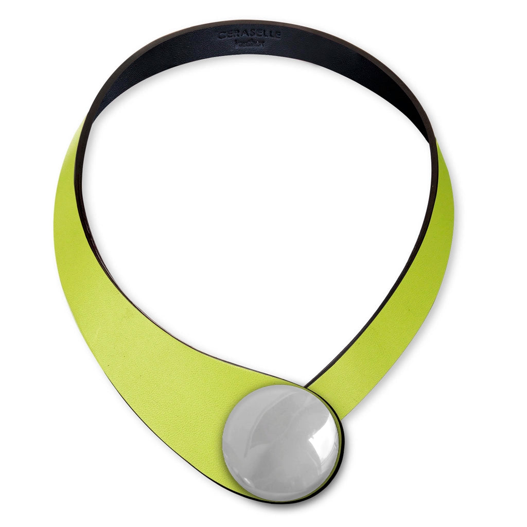 Collana in vera pelle conciata in Italia con bottoni in ceramica intercambiabili.