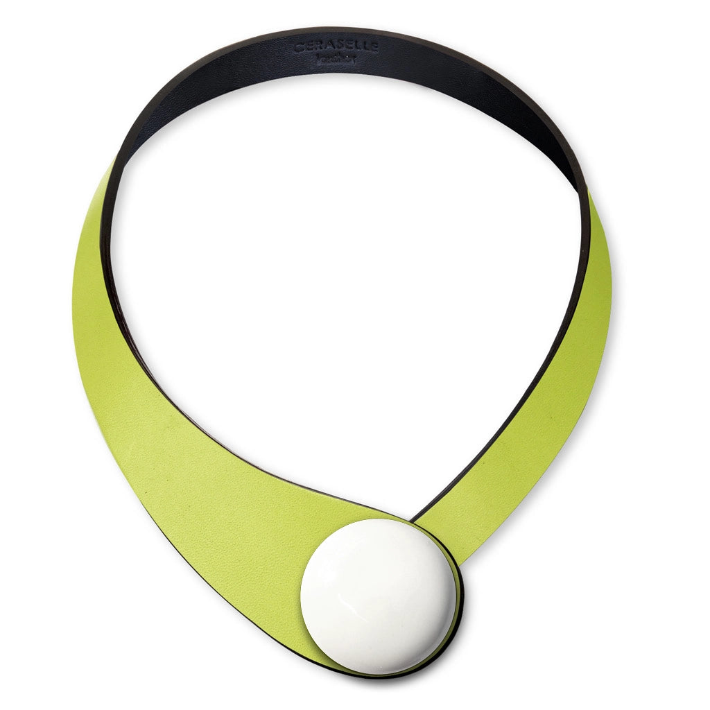 Collana in vera pelle conciata in Italia con bottoni in ceramica intercambiabili.