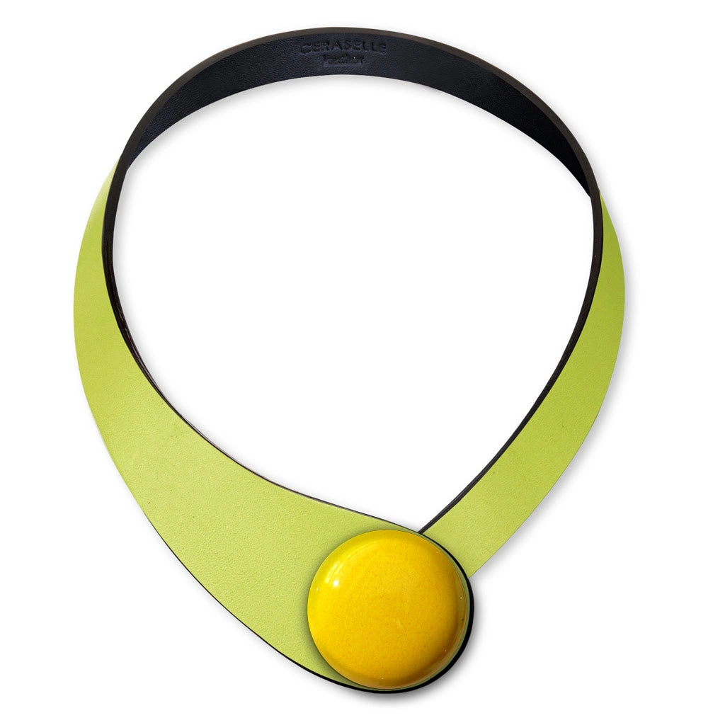 Collana in vera pelle conciata in Italia con bottoni in ceramica intercambiabili.