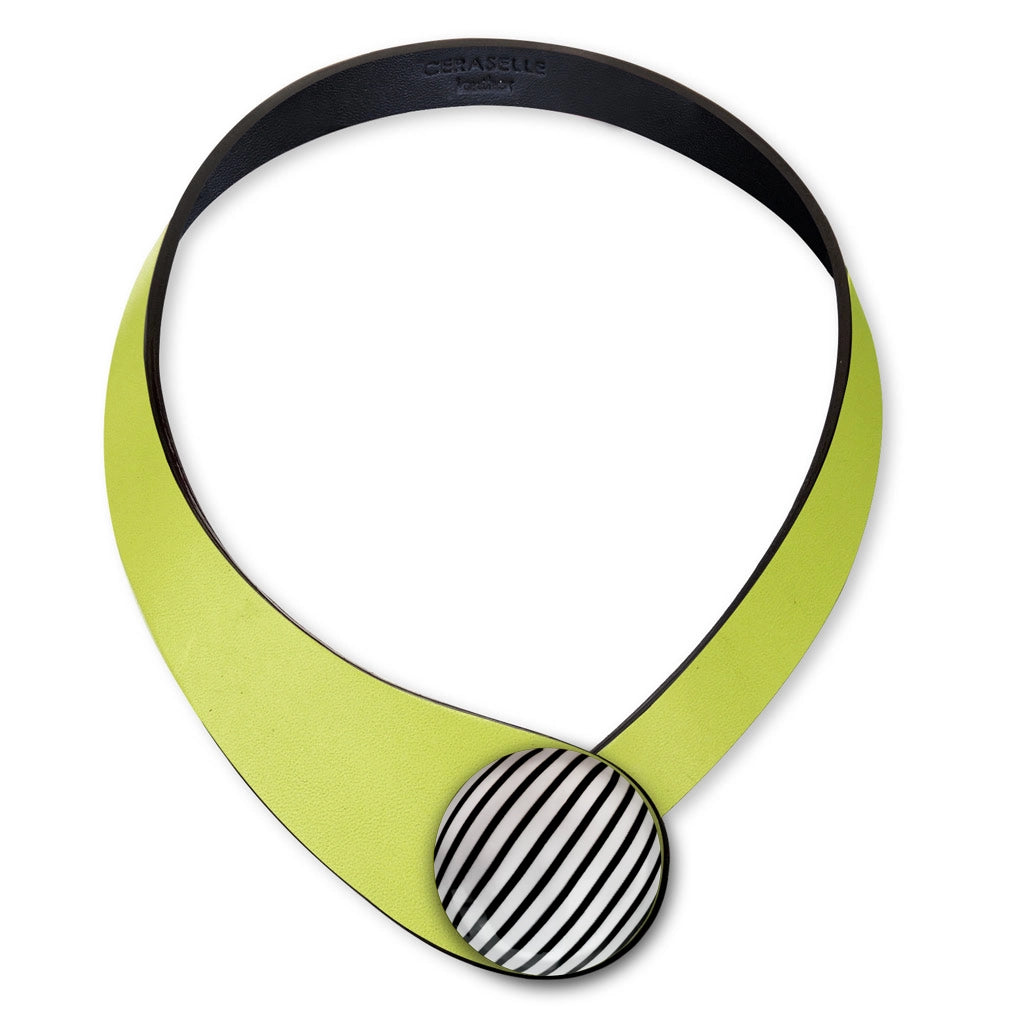 Collana in vera pelle conciata in Italia con bottoni in ceramica intercambiabili.